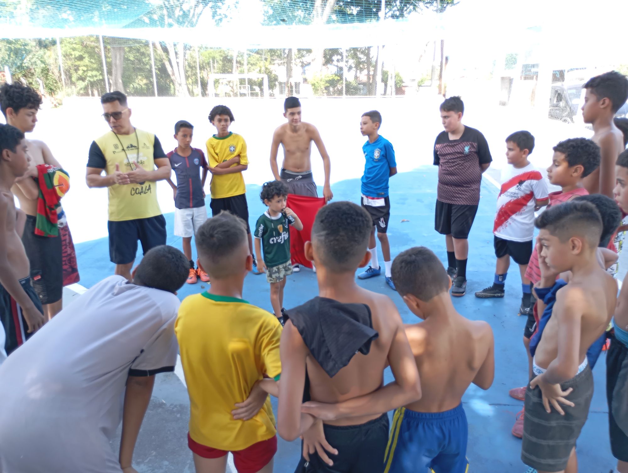 Crianças no projeto Chutando as Drogas